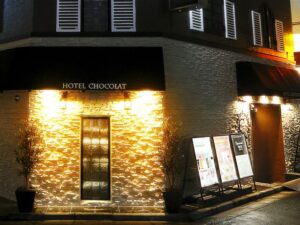 池袋東口のHOTEL CHOCOLATE（ショコラ）の外観。池袋メンズエステGirlsSpaのホテル案内画像です。