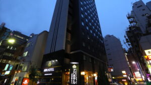 池袋北口のアパホテル〈池袋駅北口〉の外観。池袋メンズエステGirlsSpaのホテル案内画像です。