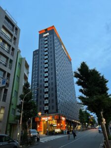大塚のアパホテル〈山手大塚駅タワー〉の外観。池袋メンズエステGirlsSpaのホテル案内画像です。