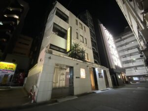 池袋東口のホテル ファーストの外観。池袋メンズエステGirlsSpaのホテル案内画像です。